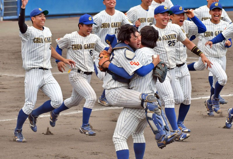 ５季ぶりのリーグ優勝を決めて喜ぶ中院大ナイン＝長生の森
