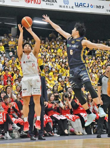 宇都宮─千葉Ｊ　第１クオーター、シュートを放つ千葉Ｊの原＝１３日、日環アリーナ栃木
