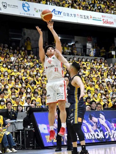 宇都宮－千葉Ｊ　第１クオーター、シュートを放つ千葉Ｊの原＝日環アリーナ栃木