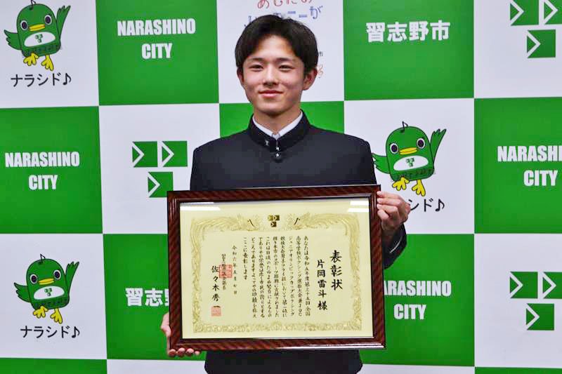 優勝を報告する片岡さん＝習志野市役所