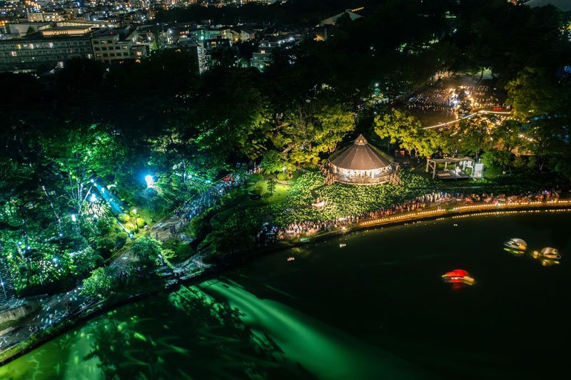 過去に開かれた「夜ハス」の様子（千葉公園ＹｏｈａＳ振興会提供）