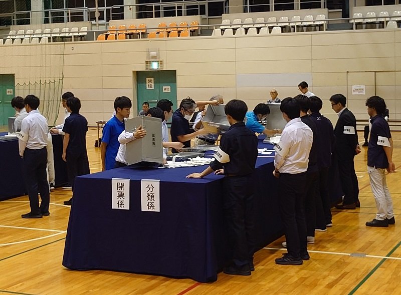 一宮町長選の開票作業＝１９日午後８時４５分ごろ、同町のＧＳＳセンター

