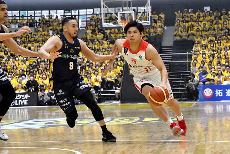 宇都宮との準々決勝でドリブルする千葉Ｊの原＝１０日、日環アリーナ栃木