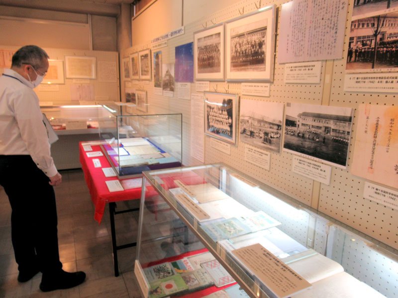 開催中の「鎌ケ谷の小学校１５０年史」展＝鎌ケ谷市