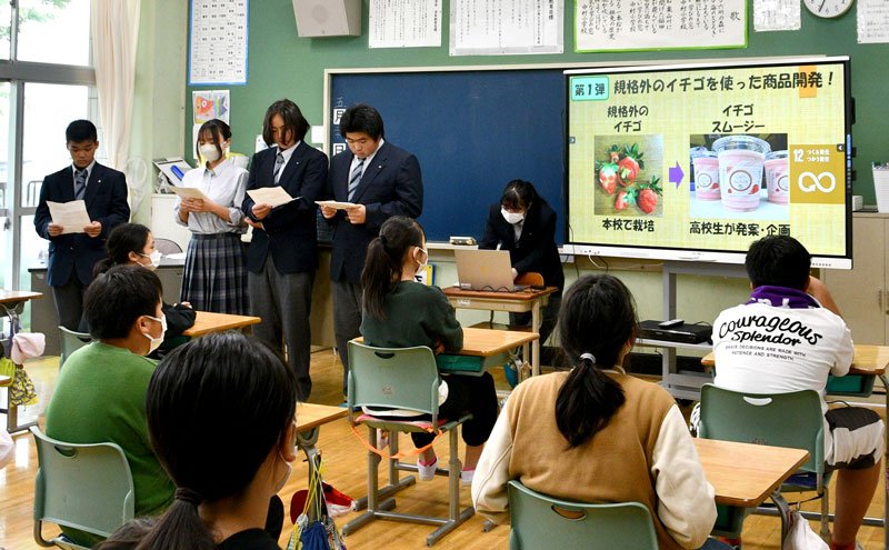 規格外の農産物を使った取り組みについて紹介する多古高校の生徒たち＝多古町立中村小