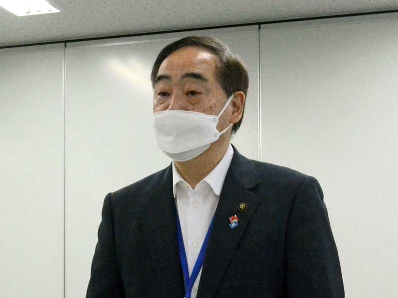山武市の定例記者会見で叙勲の「勲章」と「勲記」の紛失について説明する松下市長＝２９日、同市役所