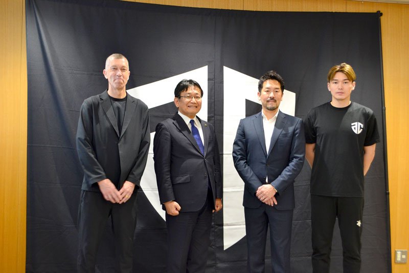バスケットボールＢリーグの今季を振り返り、神谷市長（左から２人目）に来季のＢ１昇格を誓った大塚選手（右）ら＝３０日、千葉市役所