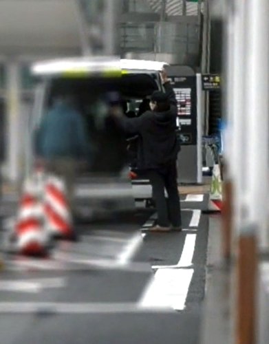 成田空港で車に荷物を載せる容疑者ら（千葉県警提供動画から切り取り）