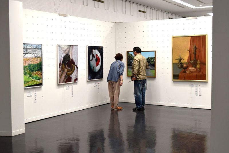 多彩な作風の絵画作品が並ぶ会場＝千葉市中央区の県立美術館