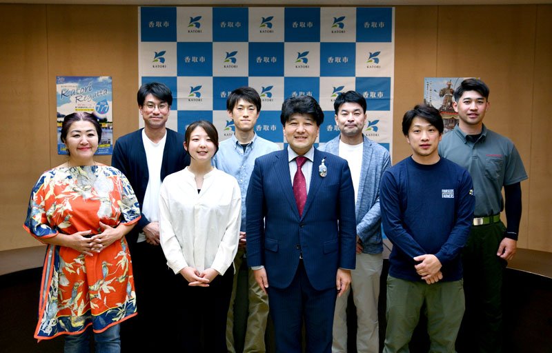 伊藤市長（前列右から２人目）と並ぶ新たに「地域おこし協力隊」になった隊員＝香取市役所