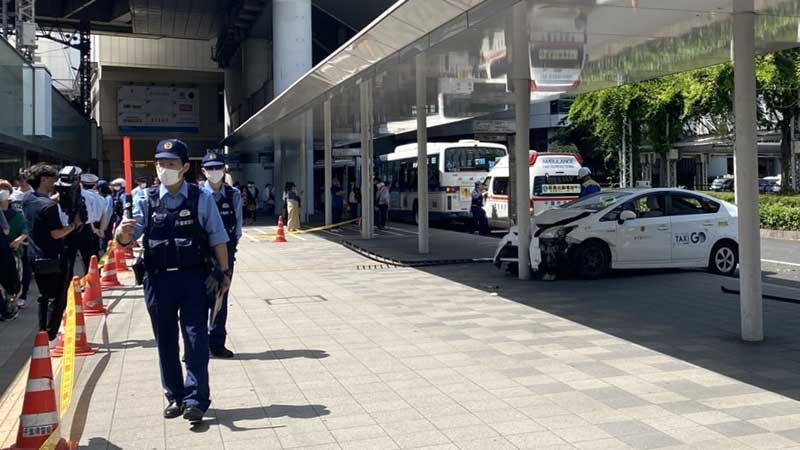 【速報】ＪＲ千葉駅前、タクシーが歩道に突っ込む　歩行者２人巻き込まれ搬送