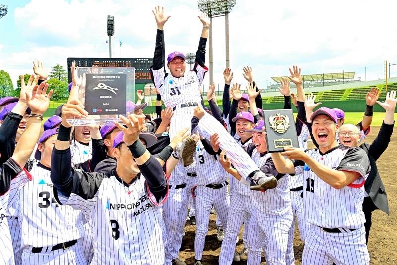 ４年連続１６度目の都市対抗野球本大会出場を決め、胴上げされるかずさの渡辺俊介監督＝７日、さいたま市の県営大宮公園野球場
