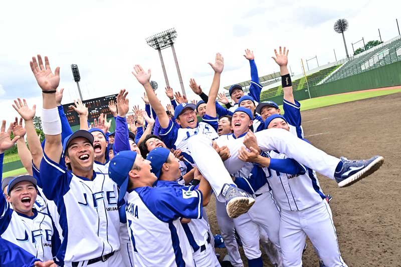 ３年ぶり２６度目の都市対抗野球本大会出場を決め、胴上げされるＪＦＥ東日本の落合成紀監督監督＝９日、さいたま市の県営大宮公園野球場