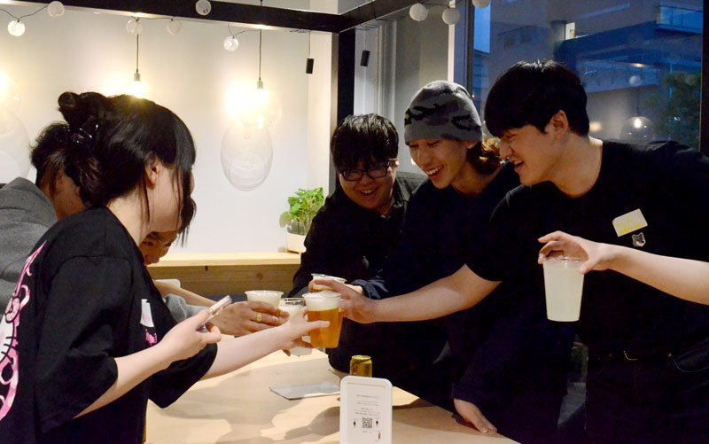 安全で楽しい飲酒方法を教わった後、実際に酒を交えた交流を楽しむ学生ら＝東金市