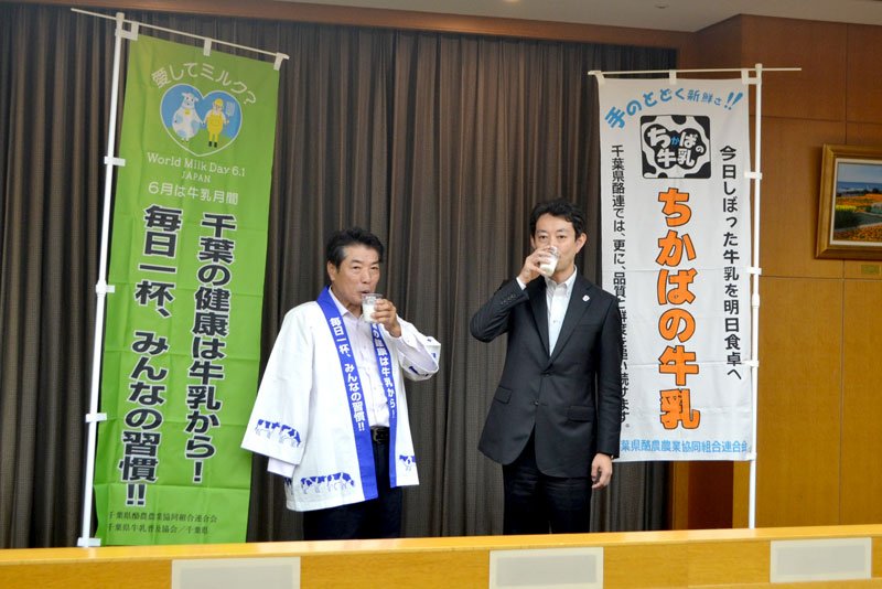 県産牛乳を試飲する熊谷知事（右）と高橋会長＝７日、県庁