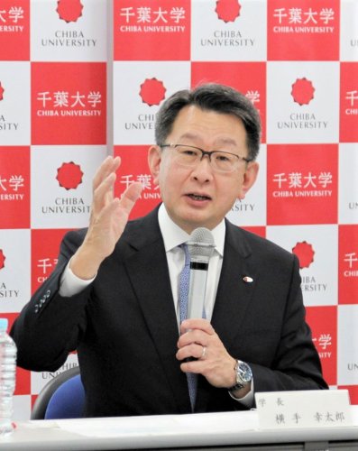 記者との会合で質問に答える横手新学長＝１１日午後２時２０分ごろ、千葉市稲毛区の千葉大西千葉キャンパス