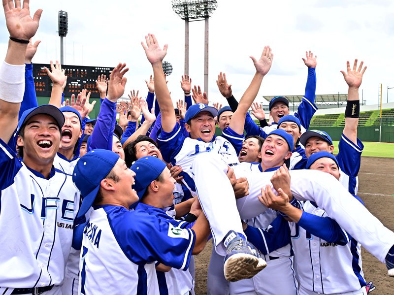 ３年ぶり２６度目の本大会出場を決め、ナインに胴上げされるＪＦＥ東日本の落合監督＝９日、さいたま市の県営大宮公園野球場