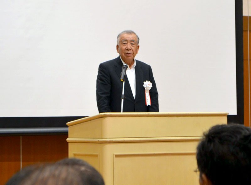 定時総会であいさつする三枝会長＝１０日、千葉市中央区