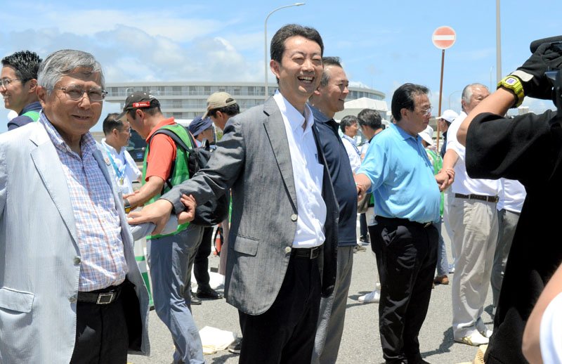 ギネス記録に挑戦する熊谷知事（中央）ら＝６月１５日、大網白里市