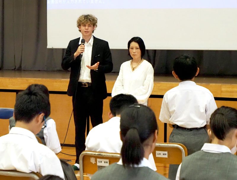 平和への思いを生徒に語るニキタさん（左）。生徒たちの質問が続いた＝君津市