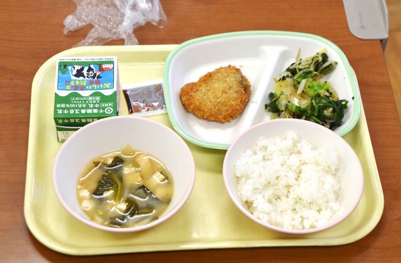 菜花やカツオおいしいね　「千葉県民の日給食」　県産食材たっぷり　館山の幼小中