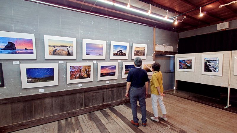 房総の風景が並ぶ「南市原写真クラブ」の作品展＝市原市の内田未来楽校