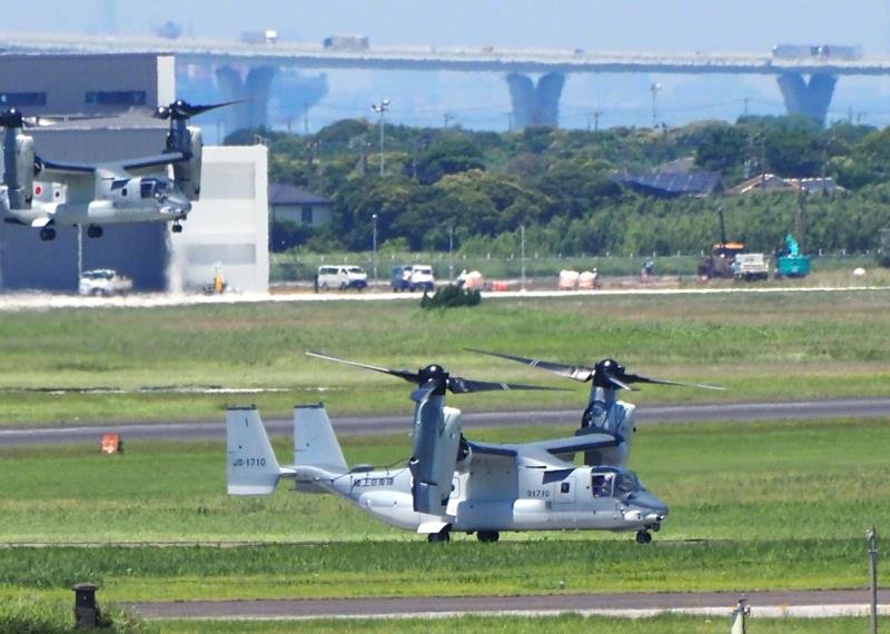 陸上自衛隊木更津駐屯地に到着した１７機目のオスプレイ（手前）＝１９日、木更津市
