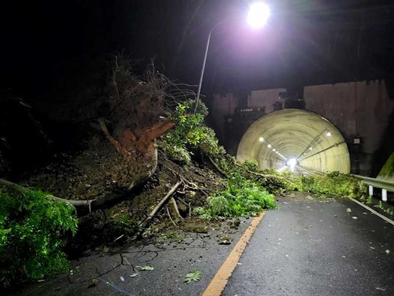 鴨川市の国道１２８号で発生した土砂崩れ＝１９日（千葉県提供）