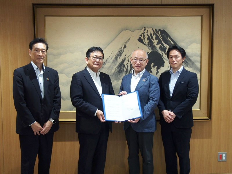 協定書を持つ川口会長（右から２人目）と神谷市長＝千葉市役所