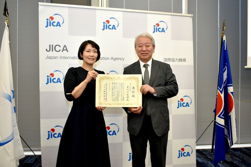 田中理事長（右）から表彰状を受け取った香川さん＝東京都
