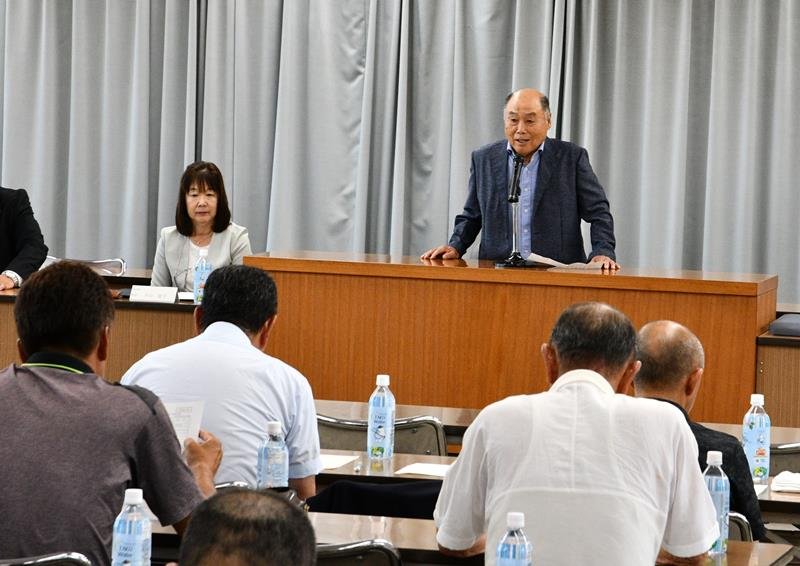 多古町航空機騒音等対策協議会の定期総会であいさつする瀬利会長＝多古町役場

