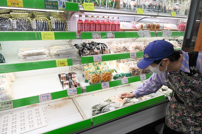 漬物の販売コーナーを示す桜井さん。空きが目立つ＝１４日、八千代市米本の道の駅「やちよ」