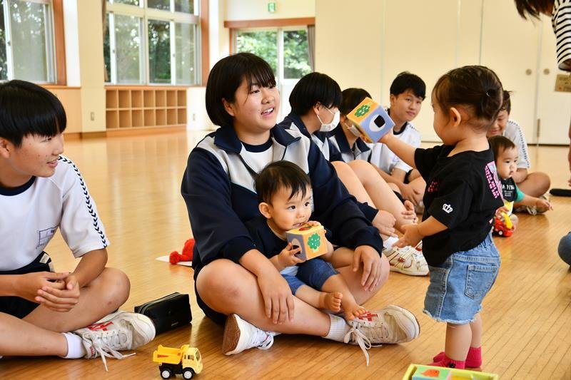 赤ちゃんから「命」学ぶ　東庄中　触れ合い体験授業