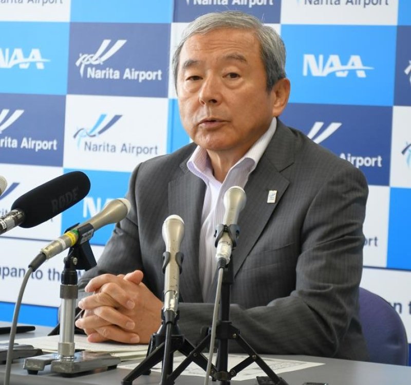 航空燃料不足の成田空港への影響などについて定例記者会見で説明するＮＡＡの田村社長＝２７日、成田市