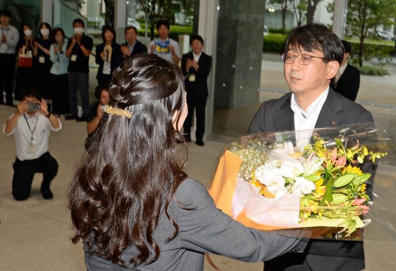 退任式で千葉市の職員から花束を受け取る青柳副市長＝２８日、同市役所
