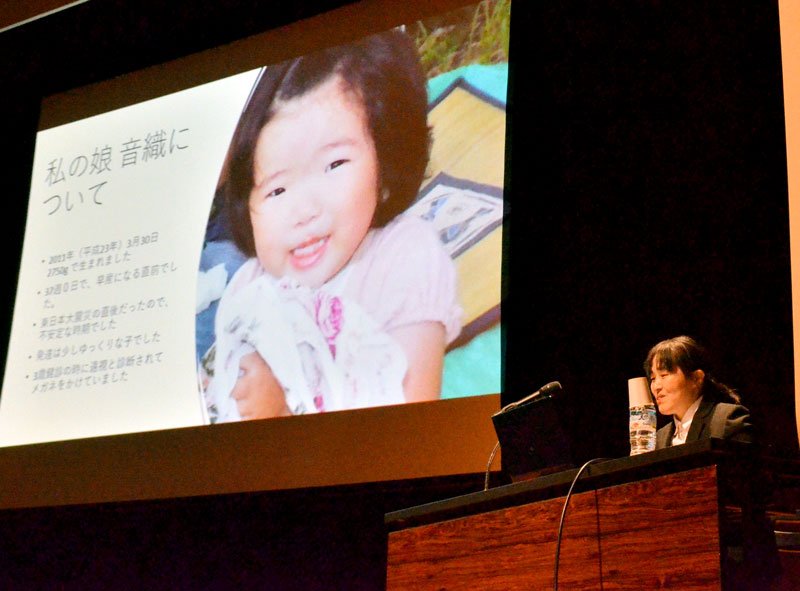 講演で被害者支援の必要性を呼びかける安藤さん＝２０２２年１１月２６日、千葉市中央区
