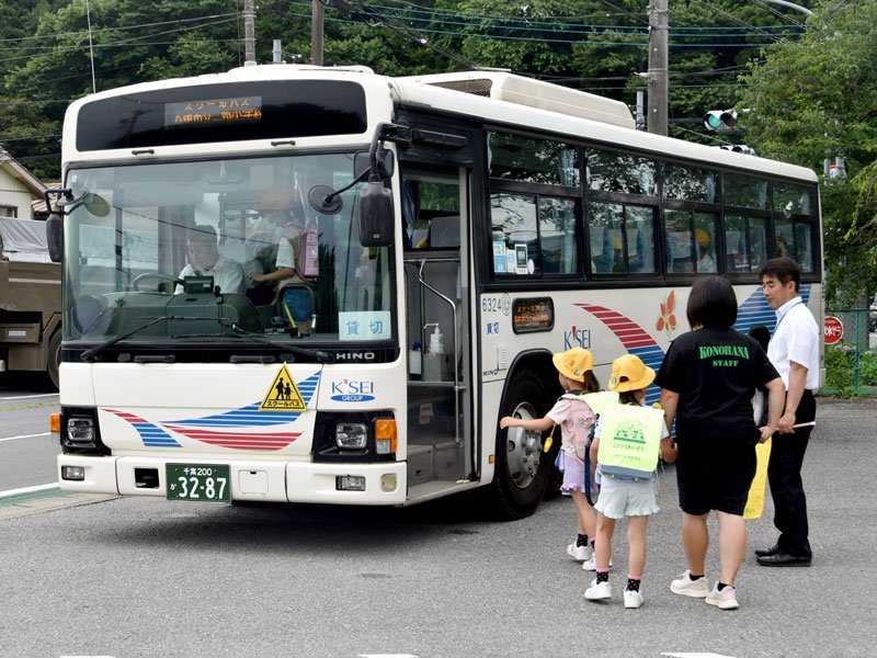 八街市立二州小学校のスクールバスに保護者に見送られながら乗り込む児童ら＝２６日、同市山田台