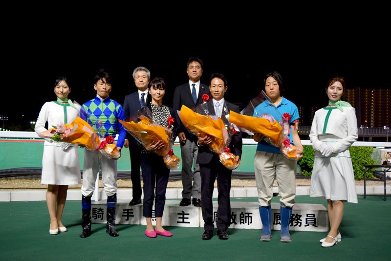 千葉日報賞スプリントを制した森騎手（前列左から２人目）ら＝２７日、船橋市の船橋競馬場