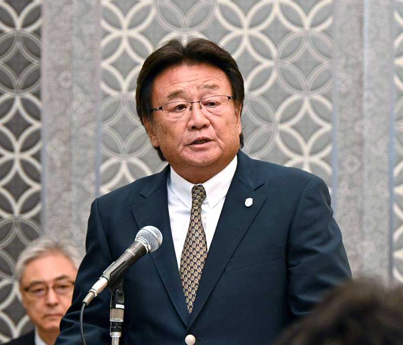 就任のあいさつをする鈴木会長＝千葉市美浜区