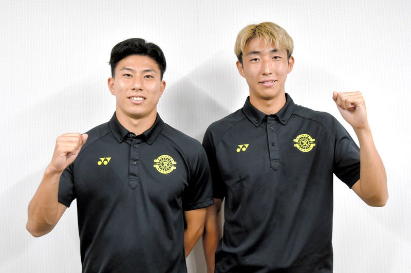 パリ五輪に臨むサッカー男子２３歳以下日本代表に選出され、記念写真に納まる柏の細谷（左）と関根＝柏市内