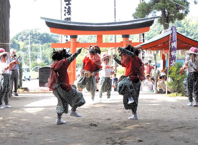 獅子役の息の合った踊りが披露された「羯鼓舞」の奉納＝７日、富津市