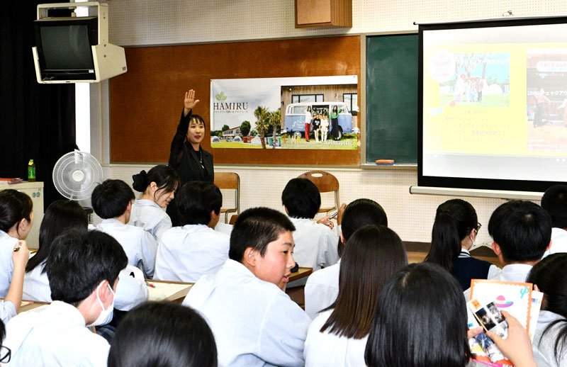 仕事の内容ややりがいについて話す熊崎さん＝多古町の県立多古高校