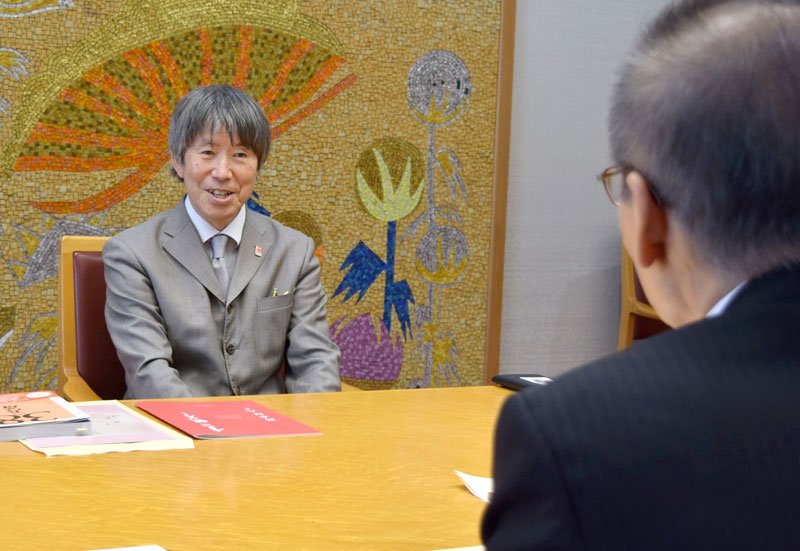 書道の魅力を語る高木さん＝船橋市役所