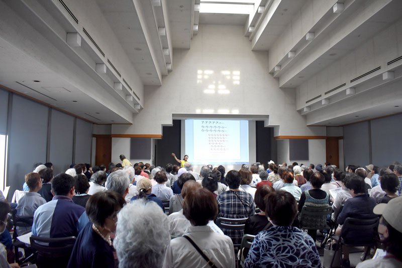 往年の名曲を合唱したうたともクラブのイベント＝千葉市中央区の市美術館講堂