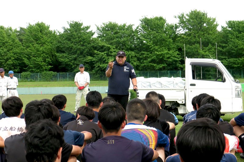 ラグビー部高校生　競技場に〝恩返し〟　千葉県内７０人、芝の苗植え手伝い　千葉市稲毛区　県総合ＳＣ
