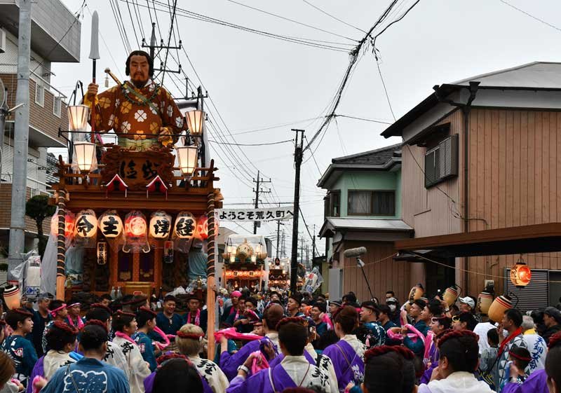 香取市佐原地区の伝統の祭り「佐原の大祭夏祭り」が１２日開幕し、佐原の町並みは活気に沸いた＝同市