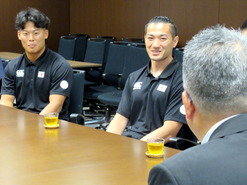パリ五輪への思いを内田市長（手前）に笑顔で話す石田選手（左から２人目）と松本選手＝１１日、浦安市役所