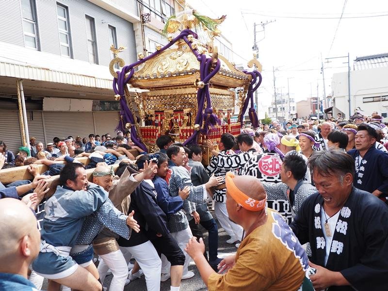 「オリャ、オリャ」と大神輿を激しくもみ合う担ぎ手たち＝１３日、木更津市
