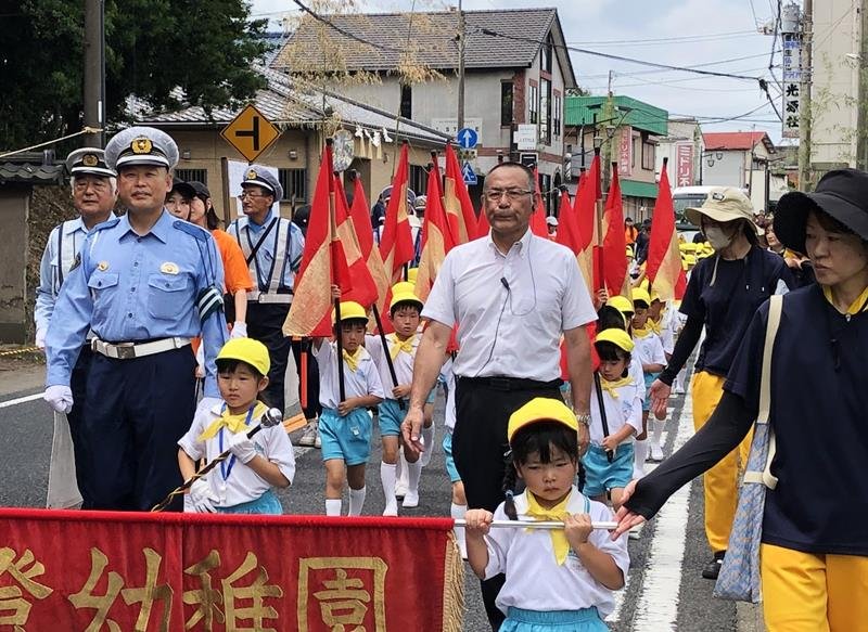 交通安全パレードをする明澄幼稚園の園児ら＝１４日、富津市
