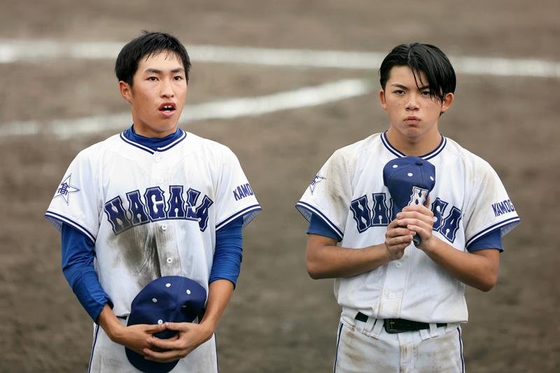 応援席に向かってあいさつする長狭の落合主将（左）と桐谷＝成田大谷津
